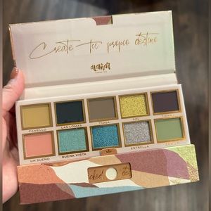 Alamar Cosmetics Eyeshadow palette